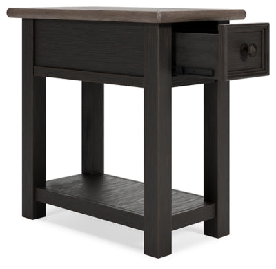 Mesa auxiliar junto a la silla Tyler Creek