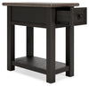 Mesa auxiliar junto a la silla Tyler Creek