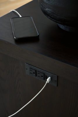 Mesa de centro Kocomore y dos mesas auxiliares junto a la silla